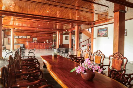 Mittaphap Hotel Oudomxay Отели в г. Бан Кэт