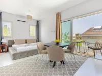 Sanders Cruise - Elegant Studio Apt with Balcony