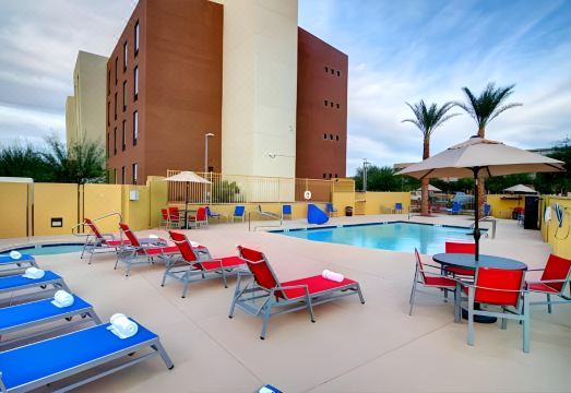 1. 홀리데이 인 익..