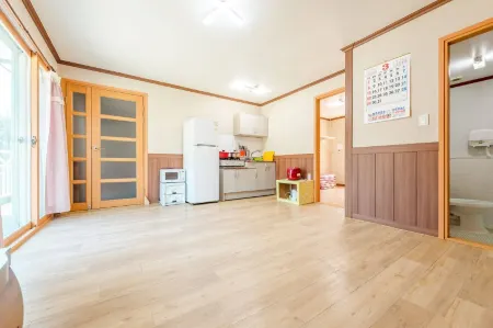 Goesan Naturalhyu Sanjang Pension Отели рядом с достопримечательностью «Shinpoong Hanji Maeul»