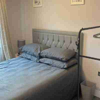 Stylish Elegant New Flat 5 Min from Crossrail Rooms