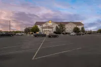 Comfort Inn and Suites - Parkplatz