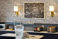 AmericInn by Wyndham Clear Lake - Breakfast