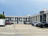 Super 8 by Wyndham New Iberia - Motels
