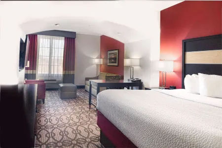 La Quinta Inn & Suites by Wyndham Starkville at MSU Отели в г. Октибэха