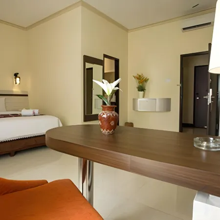 Puri Indah Hotel Отели в г. Матарам