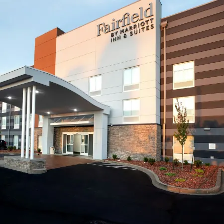 Fairfield Inn & Suites Louisville Airport Отели рядом с достопримечательностью «Сикс Флэгз Кентакки Кингдом»