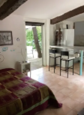 Studio Avec Terrasse et Pergola Dans Propriété Calme et Sécurisée