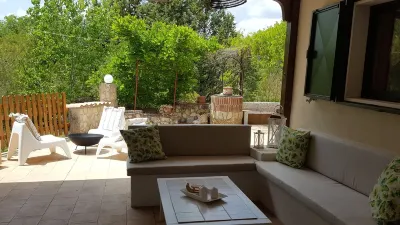 Cozy COUNTRY CHALET IMMERSED IN THE GREEN AND WIDE OUTDOOR VERANDA Hotels in 