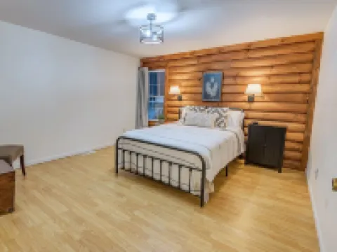 Spacious Hideaway w/ hot tub and creek- 1 mile from beautiful Watauga Lake 約翰遜縣酒店