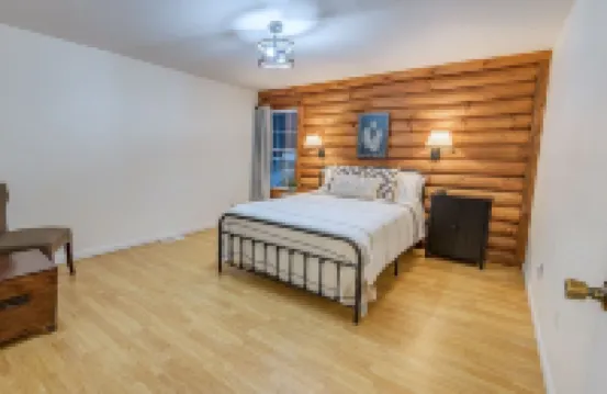 Spacious Hideaway w/ hot tub and creek- 1 mile from beautiful Watauga Lake