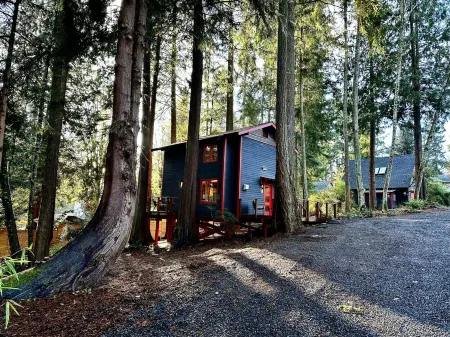 Walking distance to beautiful and historic Indianola beach and pier