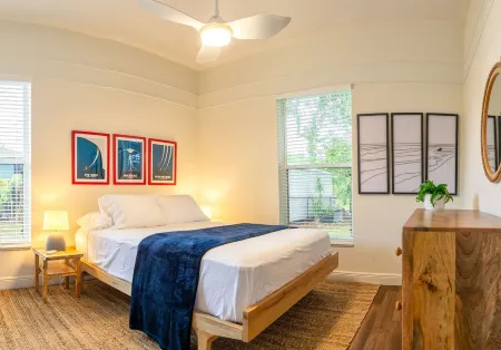 Quintessential FL Home Bursting with Color Отели рядом с достопримечательностью «Uptown Art Jupiter»