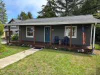 Wonderfully located near Bay Street and all the wonderful restaurants. Sauna!