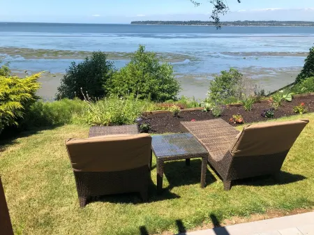 Charming Birch Bay Beach Front House ~ Recently Added, a Second Bathroom! Отели рядом с достопримечательностью «Peace Arch State Park»