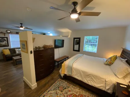 Spacious & refreshing, The Mango Cottage: Near the beach & all things S. FL!
