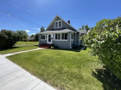 Cozy home minutes from downtown and close to the Big Horn Mountains.
