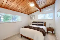 Modern A-Frame next to a creek, minutes to Bass Lake and close to Yosemite