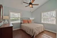 Lake Tillery- Beautiful sunrises, large screened porch, and newly renovated home