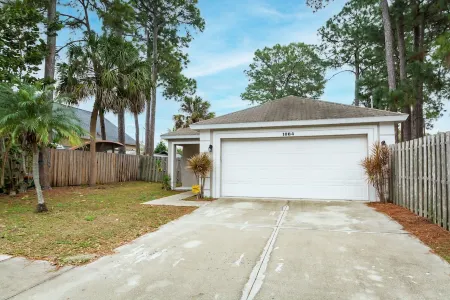 Mini-Put-Put Green 3 Bedroom Home with a Pool by Downtown and Beaches