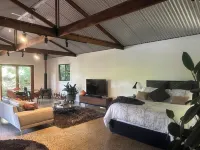 Eco-luxe studio and amazing Glasshouse Mountains views.