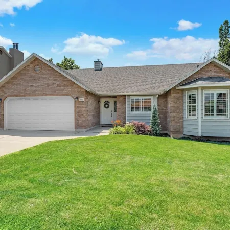 Luxurious 5-Bedroom Retreat w AC and WiFi in South Ogden.  Hot Tub Plus EV Chgr