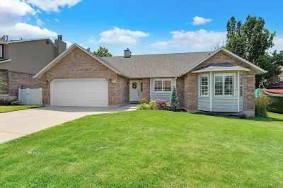 Spacious 5-bedroom retreat with AC and WiFi inSouth Ogden.  Relax in our Hot Tub