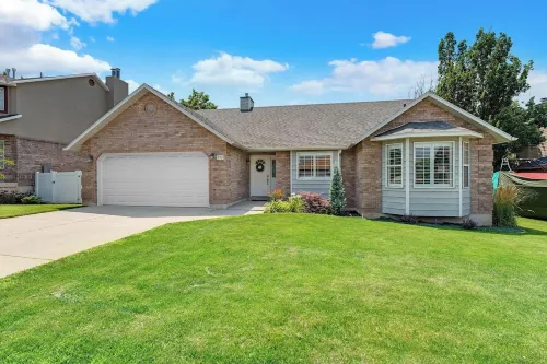 Spacious 5-bedroom retreat with AC and WiFi inSouth Ogden.  Relax in our Hot Tub Hotels in South Ogden