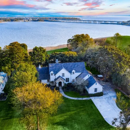 Luxury Lakefront Estate - 1.6 Acres - Sleeps 12 - Boathouse + Sunset Views