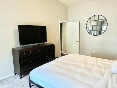 Updated Mid Century Villa! Close to Busch Gardens Отели в г. Темпл Террас