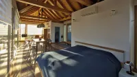 House on the lakeshore with 360 ° view, with canoe, barely frequented swimming area