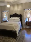 Romantic Retreat with a Private Balcony! 3 Stories, 3 Bed 2 Bath, +FREE PARKING!