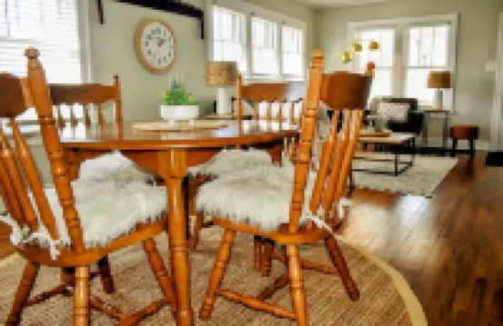 Cozy House: 5 Min Drive to Beach-Zoo-Restaurants-Casino-Brewery-Train to Chicago