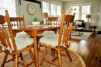 Cozy House: 5 Min Drive to Beach-Zoo-Restaurants-Casino-Brewery-Train to Chicago