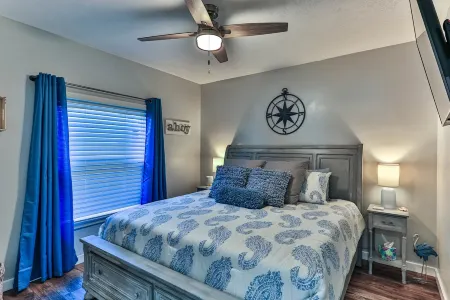 Waterfront Sleeps 6 w/private boat dock and heated pool.