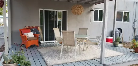 Historic Nob Hill home with cozy covered deck and close to Route 66. Отели рядом с достопримечательностью «Silver Family Geology Museum»