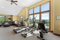 Pine Cone Lodge-Private Hot Tub, Pool Table, 2 Pools & Splash Pad, Pet Friendly!