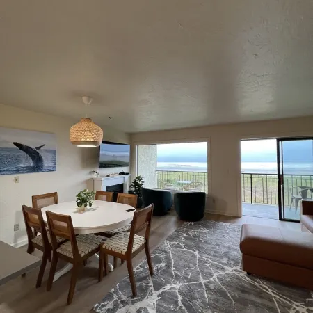 Fully updated 1 bedroom Oceanfront luxury Condo that sleeps 6