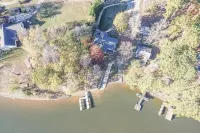 Peaceful Pet Friendly 3BR 2BA Cottage w/ dock!