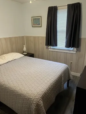 Cute, clean, cozy and pet friendly cottage that is 10 minute walk to the strip.