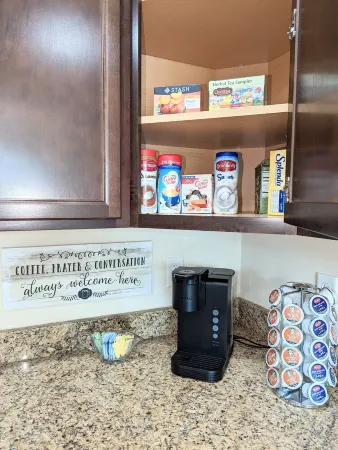 Cozy and Modern Home located in a New Secluded Subdivision Отели в г. Калкасье Пэриш