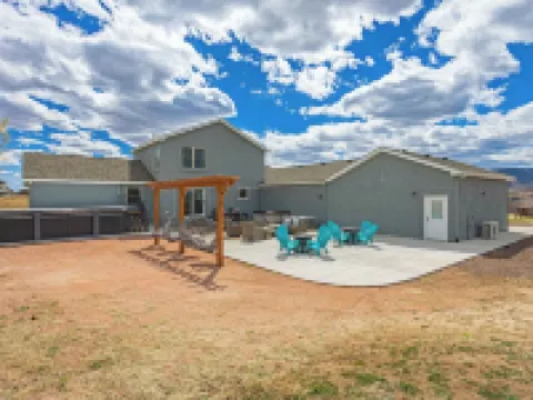 20 ft swim spa! 5 bed, 4 bath, hot tub, 5 acres, game room, north CO Springs! Hotels in Gleneagle