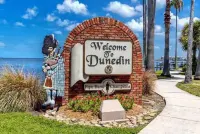 Nautical Landings West close to Honeymoon Island and dock access! Hotels near Oasis Beach