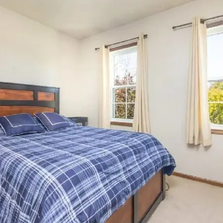 Home w/Hot Tub -Spacious, Quiet Neighborhood Near des Moines, IA.