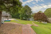 All the comforts of home in a gorgeous, relaxing lakefront home