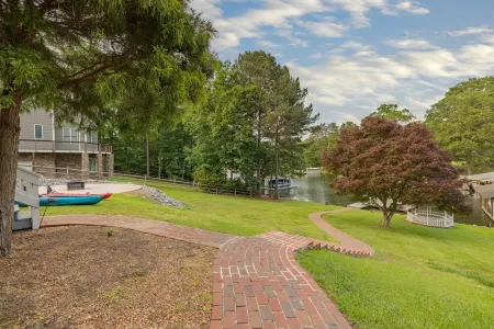 All the comforts of home in a gorgeous, relaxing lakefront home