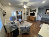 Beautiful and Clean Sandy Home close to Trax Station