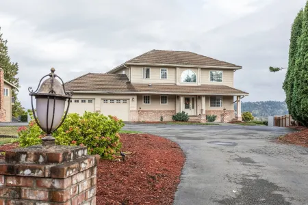 A Mountain View Retreat with pool, hot tub and more...