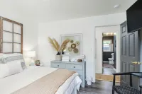 Moss Oak Modern Retreat - completely renovated modern home in Greenville area