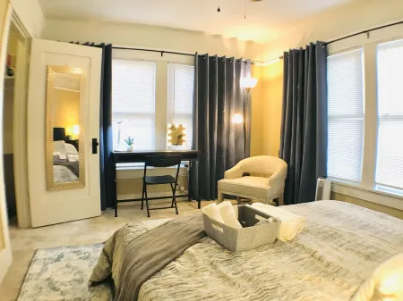 King Bed/Sleeps 4/Furnished Private APT/In-Unit Washer Dryer/Smart HDTV